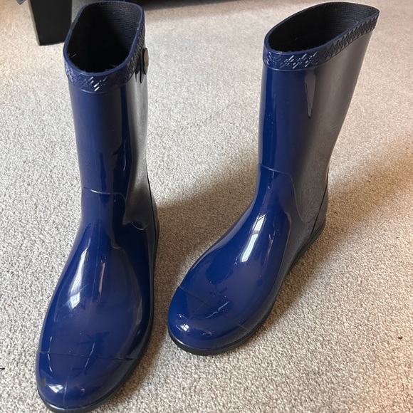 Uggs 3/4 rain boot - Picture 2 of 4